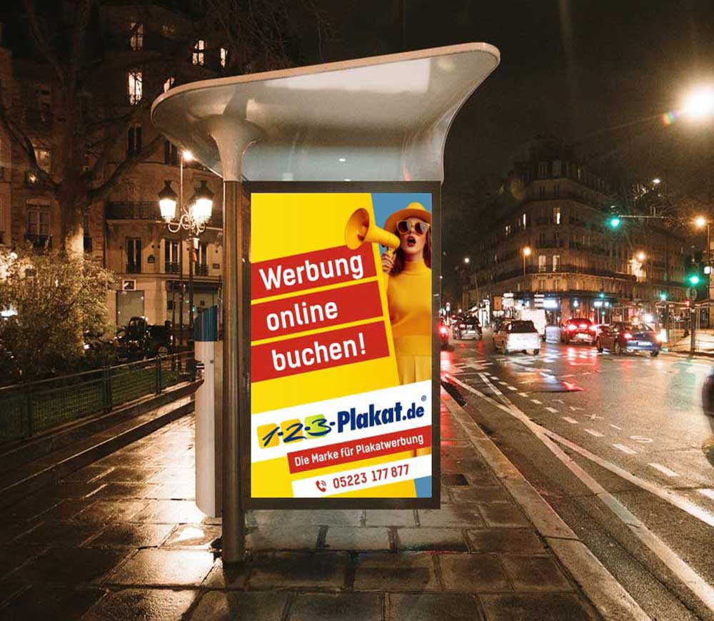 City-Light-Poster an einer Bushaltestelle bei Nacht